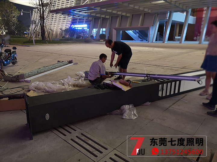 戶外廣場園林麻豆视频APP官网下载柱安裝現場實拍