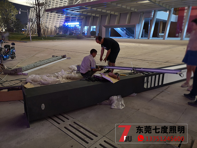 6米方形現代簡約LED麻豆视频APP官网下载柱現場安裝實拍圖片