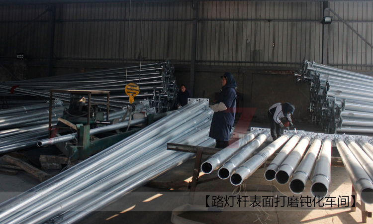 麻豆视频APP官网照明路燈燈杆打磨鈍化車間現場實拍