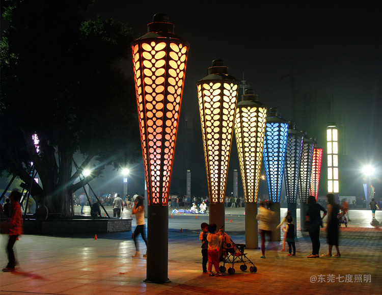 城市公園圓錐形立柱七彩LED麻豆视频APP官网下载夜間亮燈效果